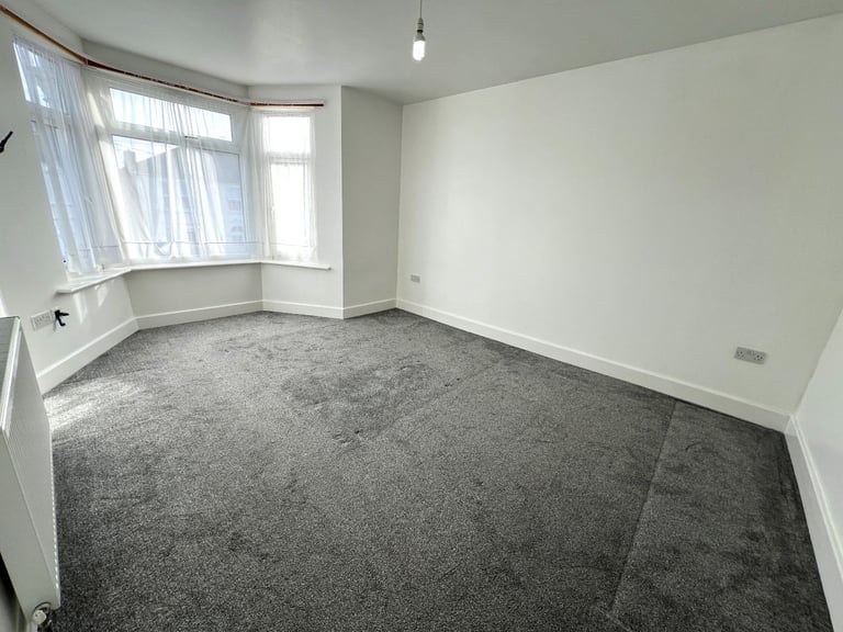 Out class spacious 5 Bedrooms house with 3 Toilets and Bathrooms in ilford --Company Let allowed