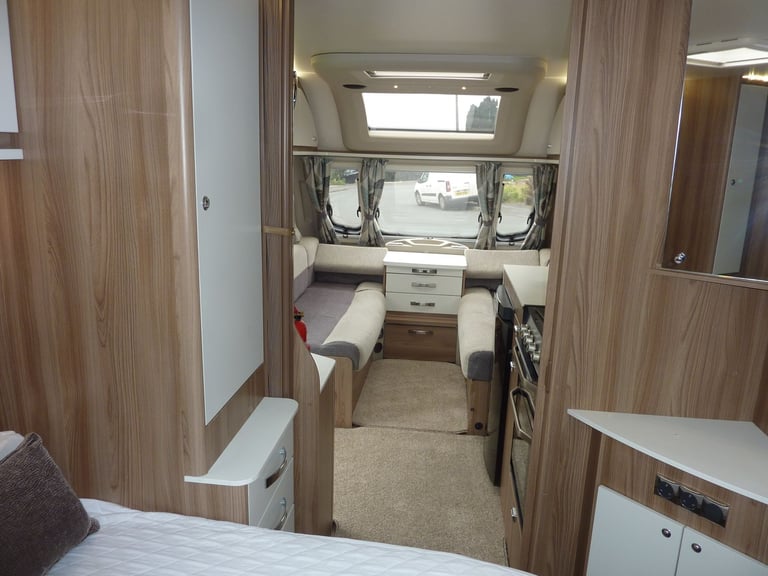 Swift Charisma FIXED ISLAND BED 2018