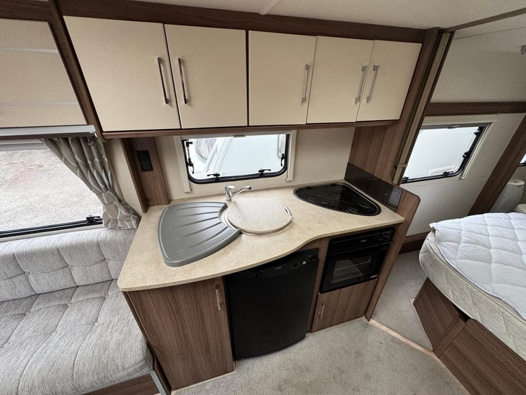 LUNAR VENUS 570/4 2017 MODEL 4 BERTH FIXED ISLAND BED TOURING CARAVAN