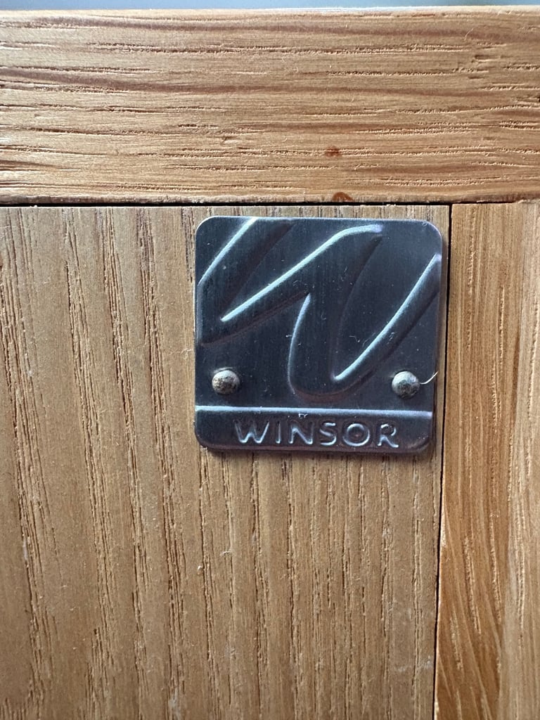 WINSOR Corner TV Stand – Solid Oak