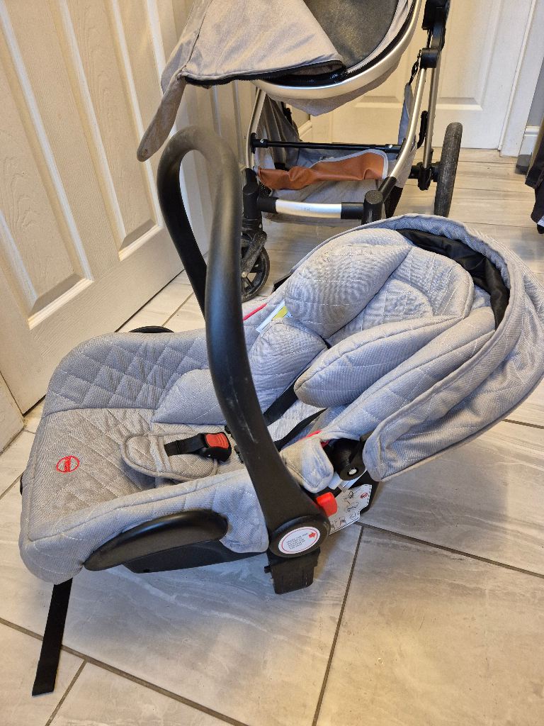 Pushchair and carry tot interchangable.