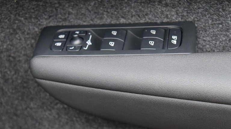  Volvo XC40 B4 (P) Ultra Bright (Sunroof, Harman Kardon, 360 Camera) Petrol/Electric Hybrid Autom...
