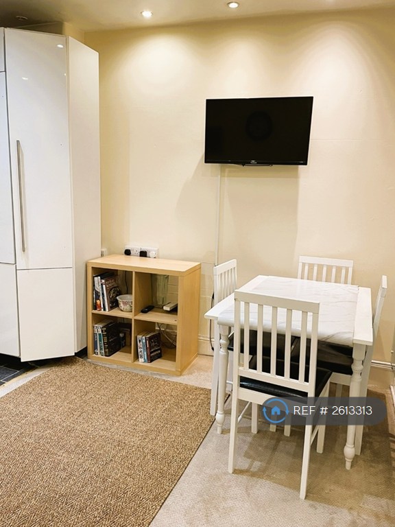 3 bedroom flat in Sandwich Street, London, WC1H (3 bed) (#2613313)