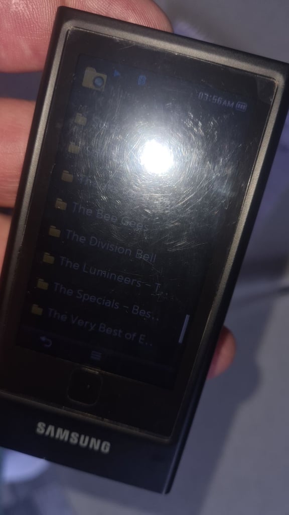 Samsung yp-p3 16gb Bluetooth mp3 player with proprietary wall/ usb charger/ data transfer cable 