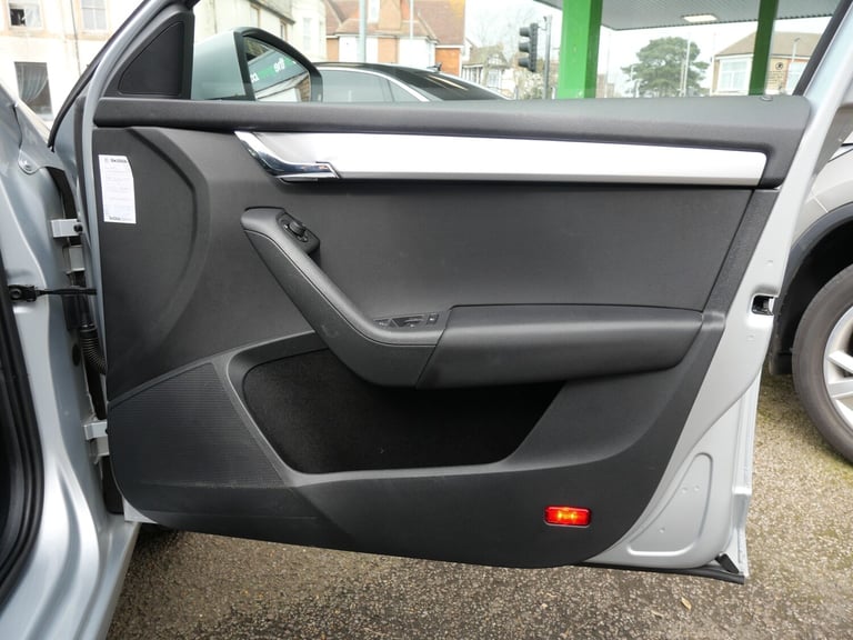 2014 Skoda Octavia 2.0 TDI Elegance DSG Euro 5 (s/s) 5dr Only 32000 Miles