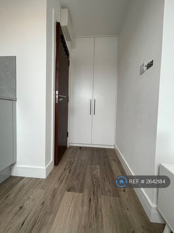 Studio flat in Grenoble Gardens, London, N13 (#2642184)