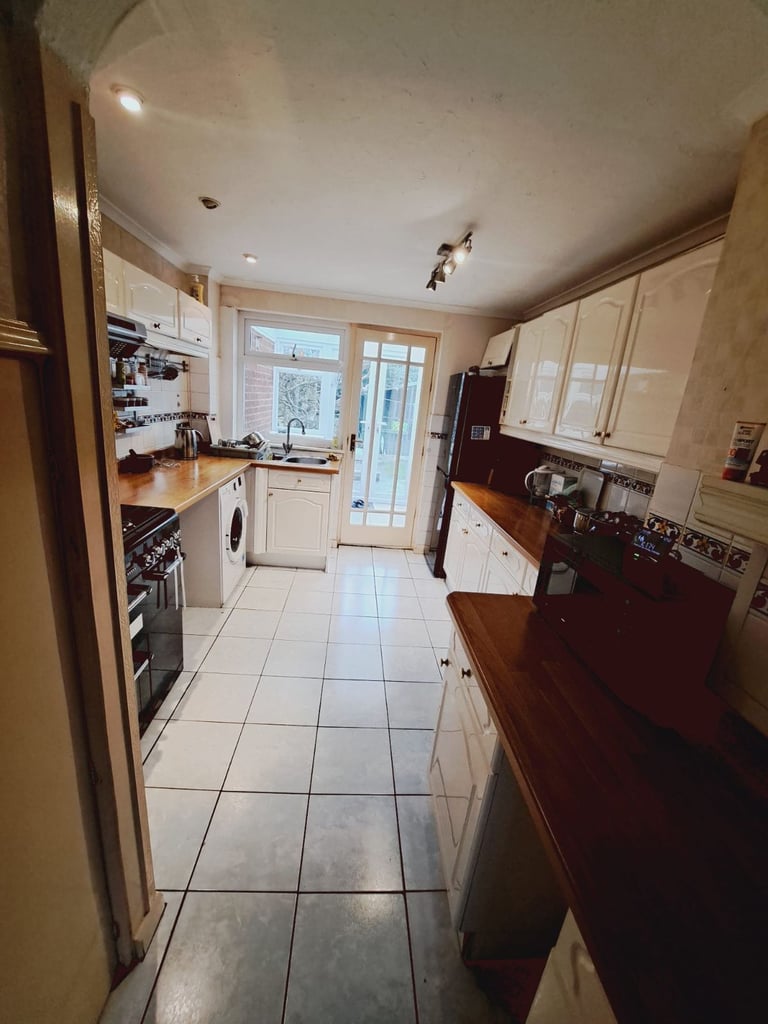 A fully furnished Double bedroom in a shared house 