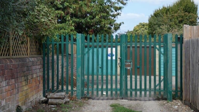 Garage/Parking/Storage: Crescent Road, Reading, RG1 5SP - GATED SITE