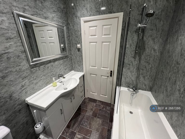 2 bedroom flat in Royal Esplanade, Margate, CT9 (2 bed) (#2667286)