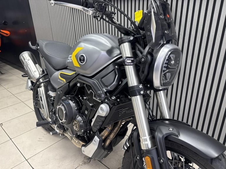 Voge ac525X in grey with yellow decals and only 211 Miles retro adventure