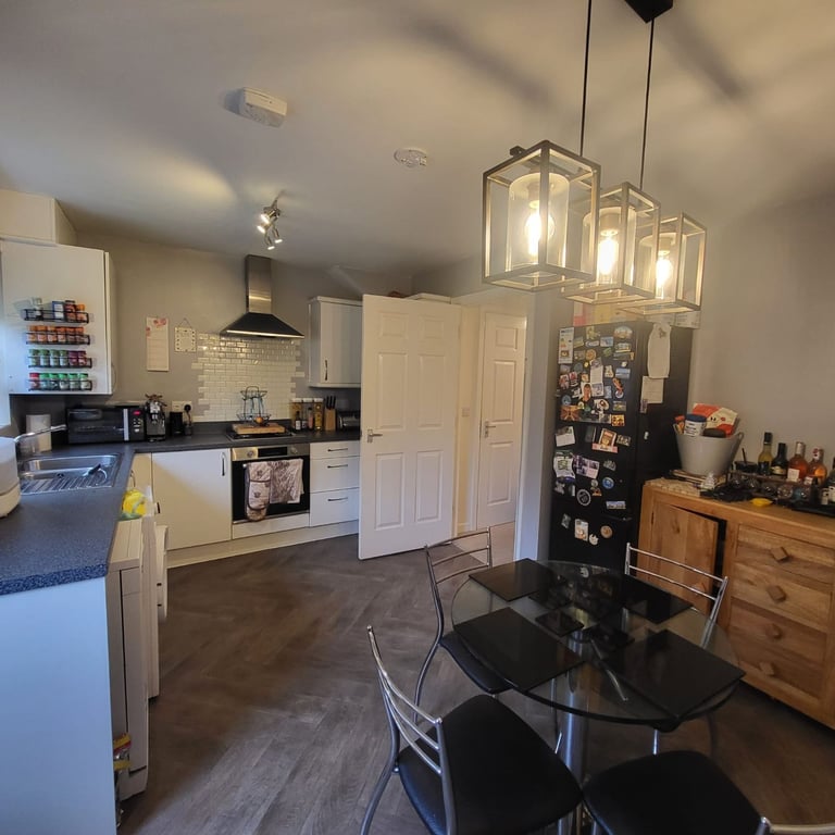 3 Bedroom Semi-Detached house with garage to rent
