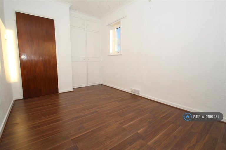 3 bedroom house in Weir Gardens, Rayleigh, SS6 (3 bed) (#2619481)