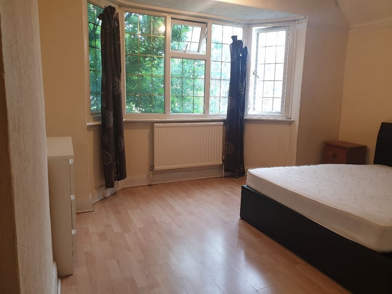 image for Spacious Double Bedroom in Semi-Detached House – New Malden, KT3 – All Bills Included