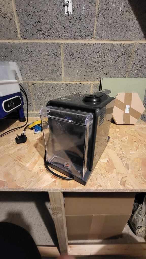 Delonghi Nespresso pod coffee machine EN560.B