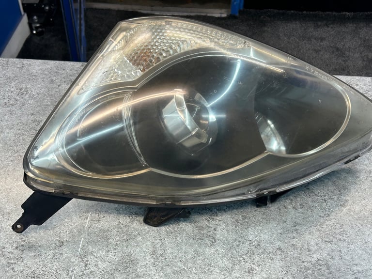 Honda civic 2005 passenger side headlight 