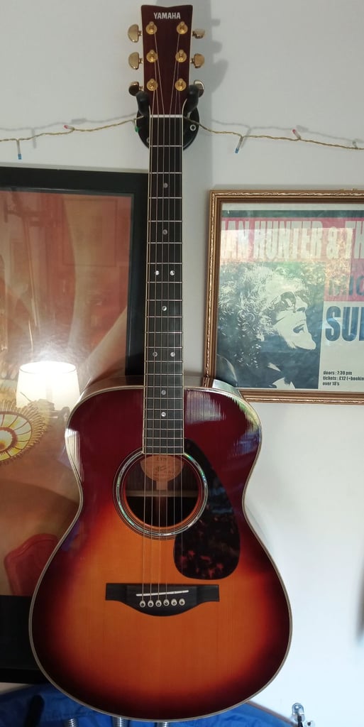 Yamaha LS16 all solid woods acoustic guitar with case. Like new. PX welcome.