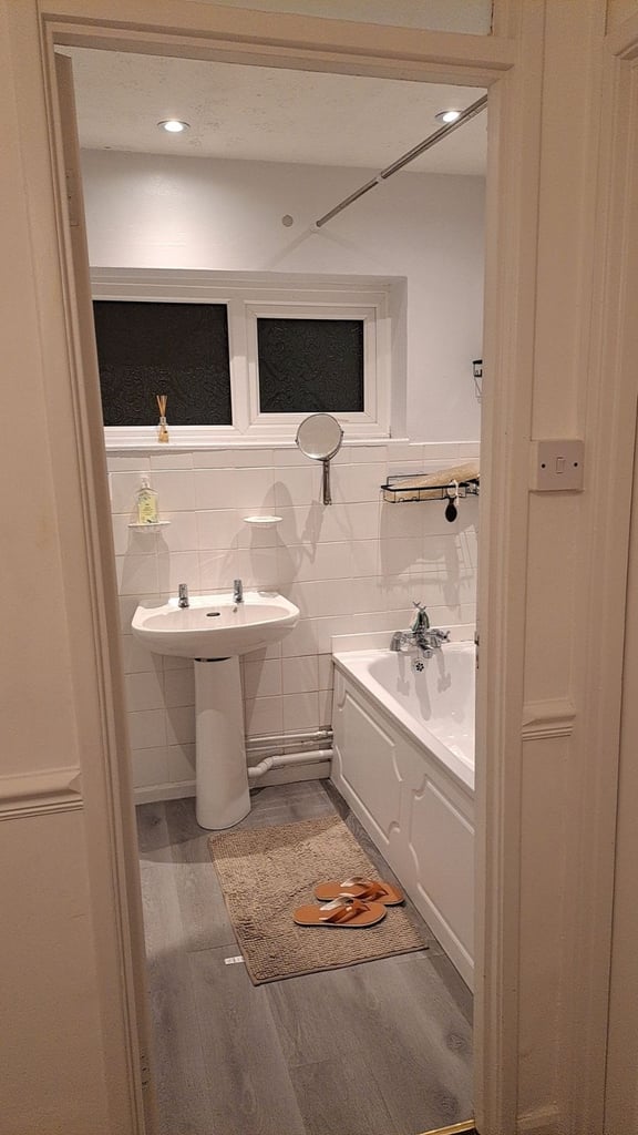 A fully furnished Double bedroom in a shared house 