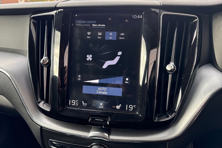 2019 Volvo XC60 2.0 B4 MHEV Momentum Auto AWD Euro 6 (s/s) 5dr SUV DIESEL Automatic