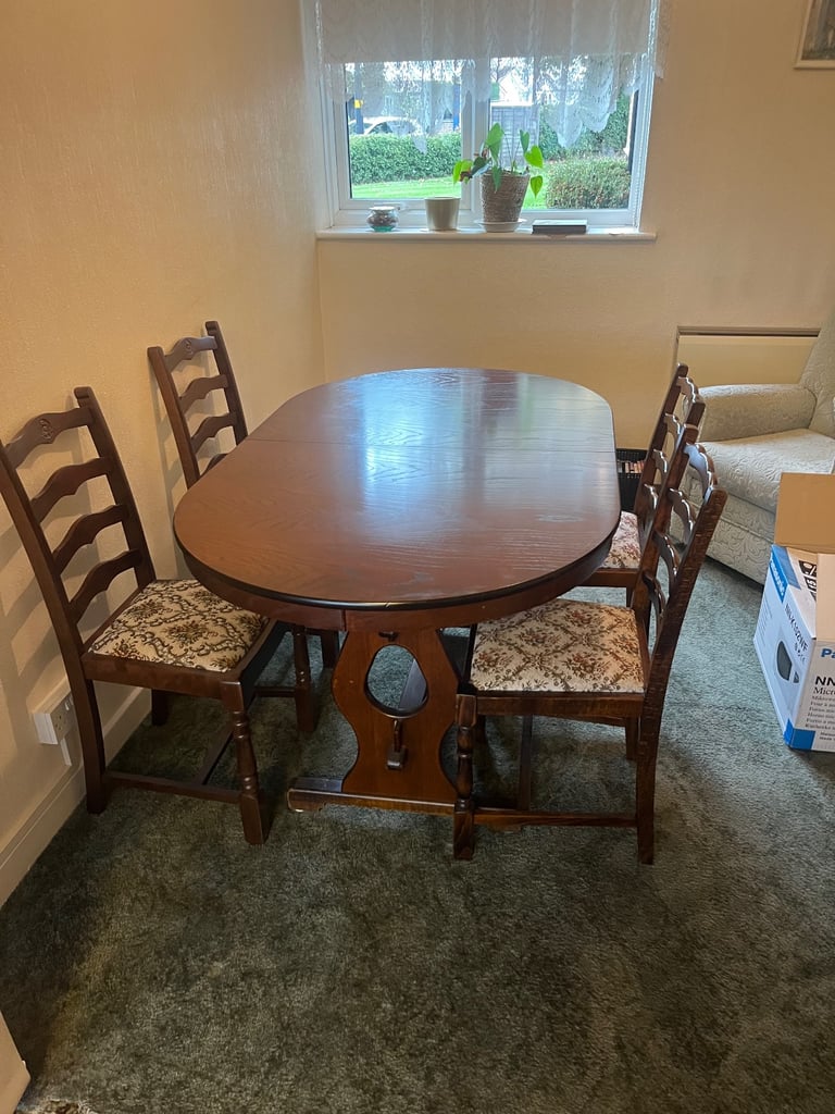 Extendable dining table and 4 chairs
