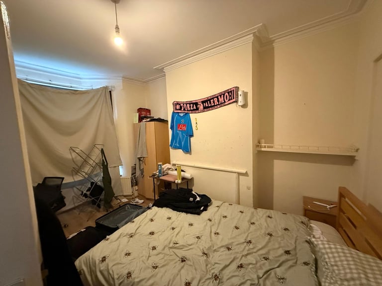 G8 Properties are pleased to offer this beautiful 4 bedroom house, on Beaconsfield Road, E10 5RD