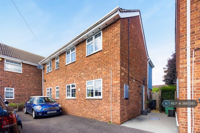 image for 4 bedroom house in Spencer Close, Stansted, CM24 (4 bed) (#2667285)