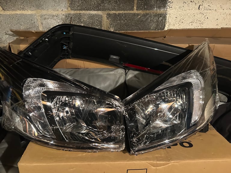 Vivaro Headlights Pair 