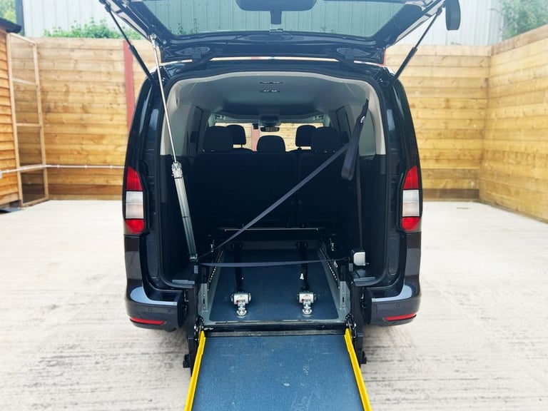 2024 Ford Tourneo Connect 2.0 EcoBlue Titanium 5dr Auto [7 seat] MPV DIESEL Automatic