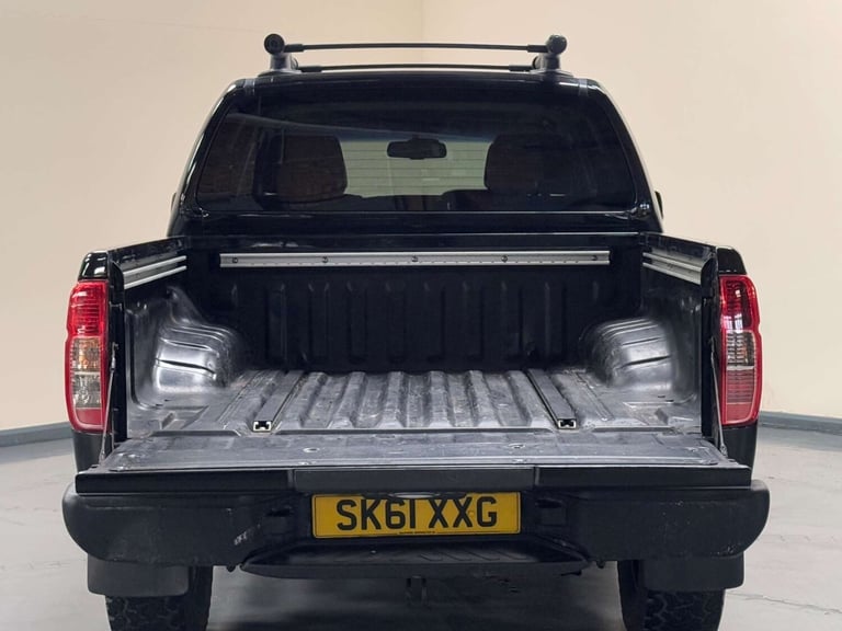 2011 Nissan Navara Double Cab Pick Up Tekna 2.5dCi 190 4WD PICK UP DIESEL Manual