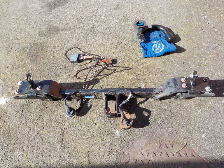 MERCEDES C CLASS (W205) DETACHABLE TOWBAR & VEHICLE SPECIFIC 13 PIN ELECTRICS 