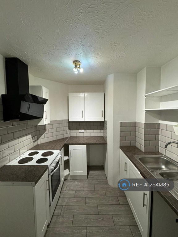 2 bedroom flat in Wordsworth Mead, Redhill, RH1 (2 bed) (#2641385)