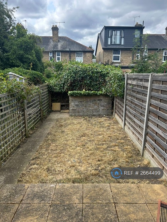 2 bedroom flat in Fleeming Road, London, E17 (2 bed) (#2664499)