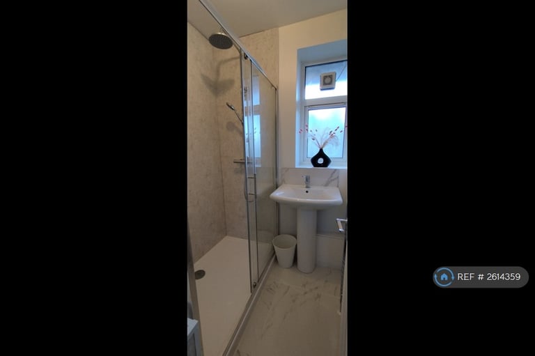 3 bedroom flat in Spencer Park, London, SW18 (3 bed) (#2614359)