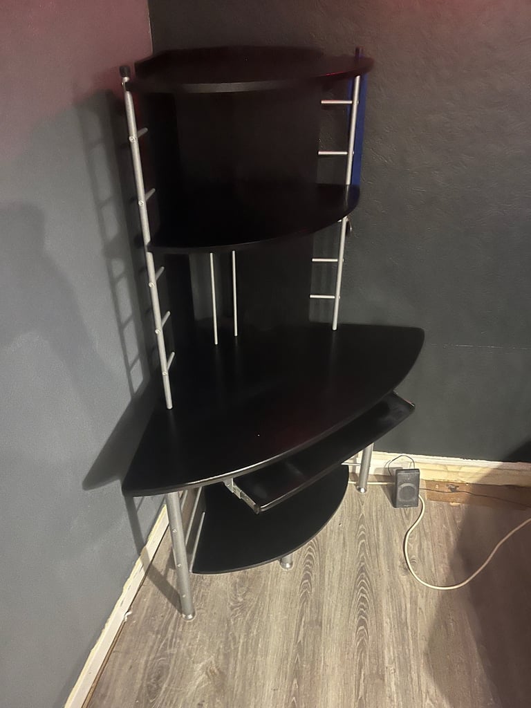 Corner desk and chair 