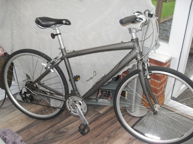 ADULTS GIANT HYBRID MOUNTAIN BIKE IN VGC in Leicester