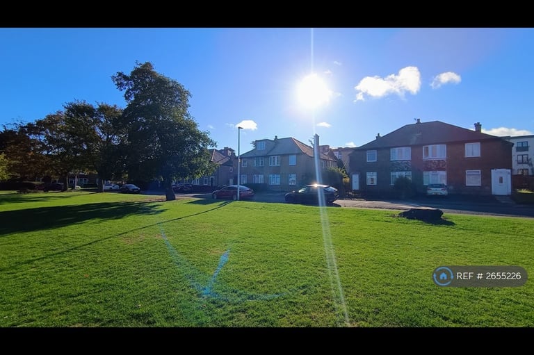 4 bedroom flat in Pilton Avenue, Edinburgh, EH5 (4 bed) (#2655226)