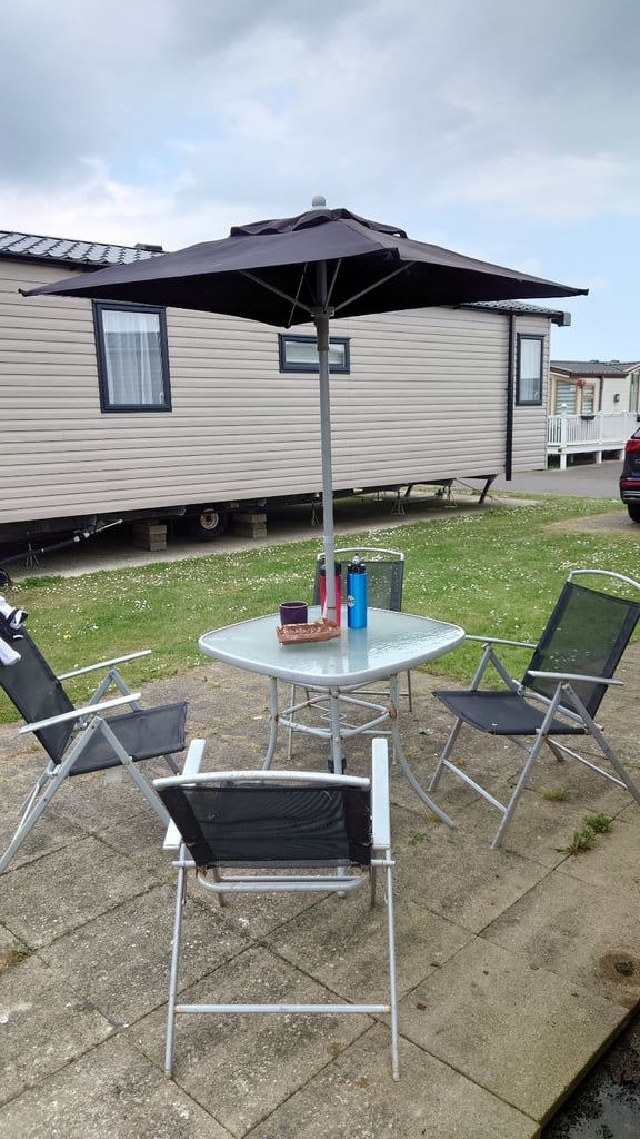 image for Garden table, 4 chairs & parasol/base