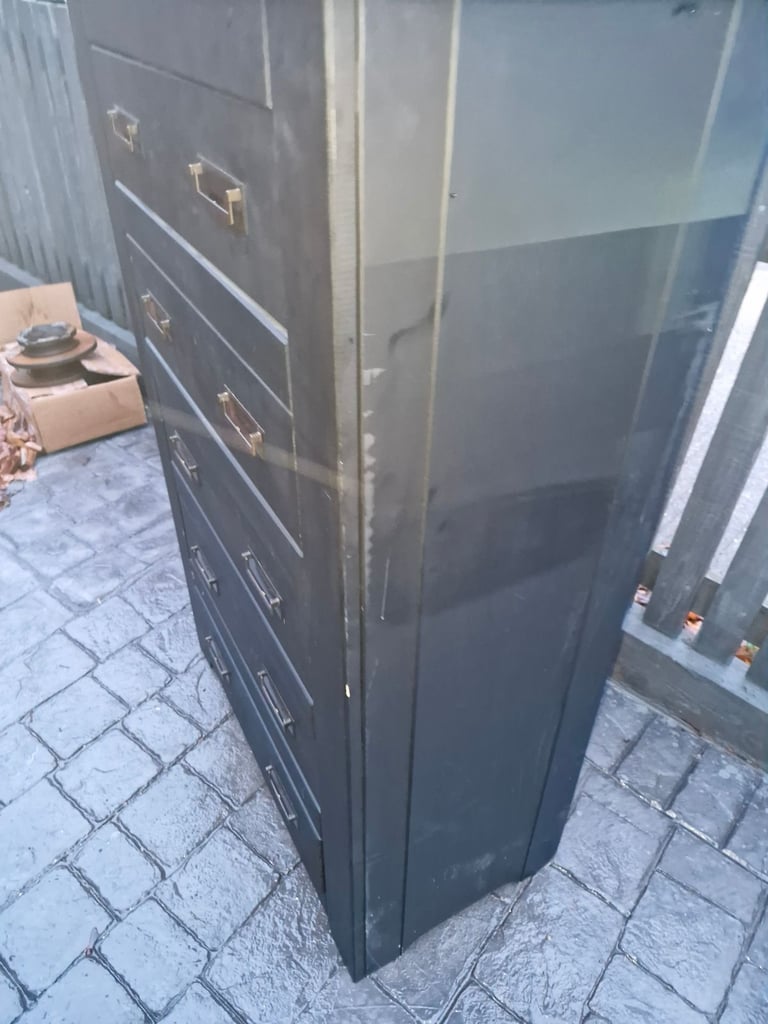 Chest of drawers £45