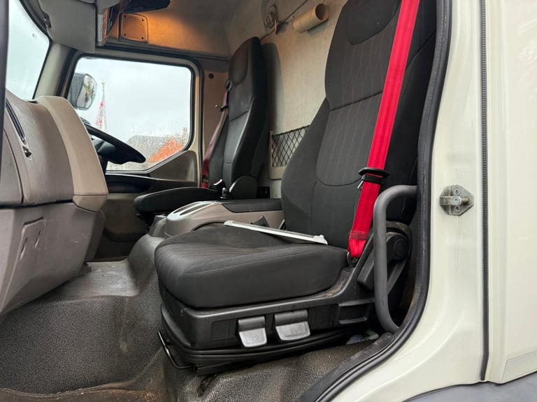 DAF LF 230, CURTAIN, UNDERSLUNG TAIL LIFT 