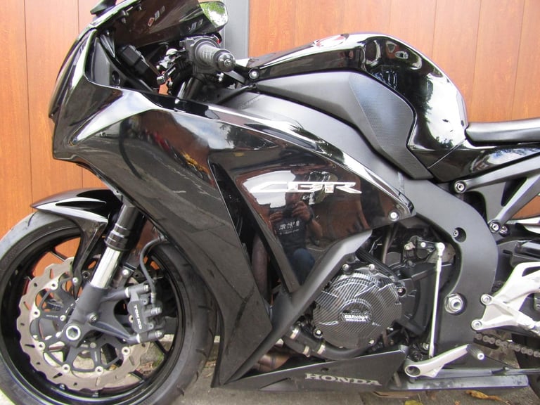 HONDA CBR 1000 RR *2017 * MODEL * AMAZING CONDITION * 9300 MILES *