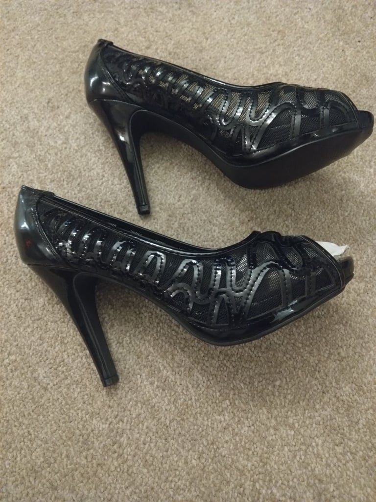 Black patent shoes 