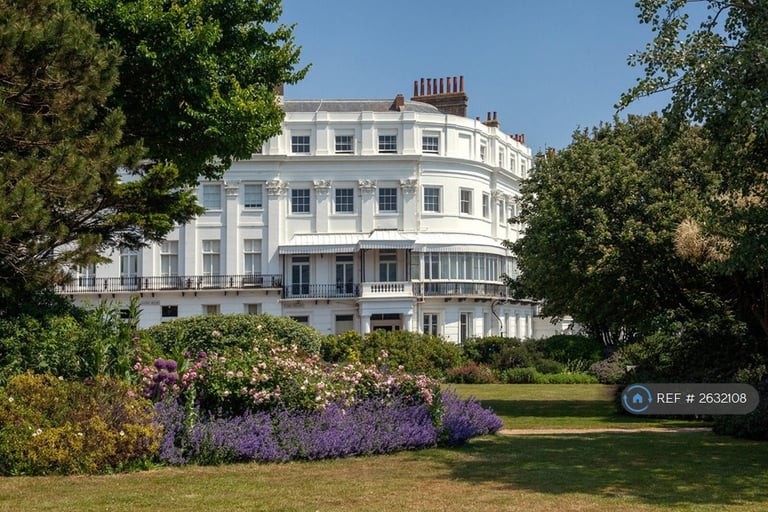 image for 2 bedroom flat in Lewes Crescent, Brighton, BN2 (2 bed) (#2632108)