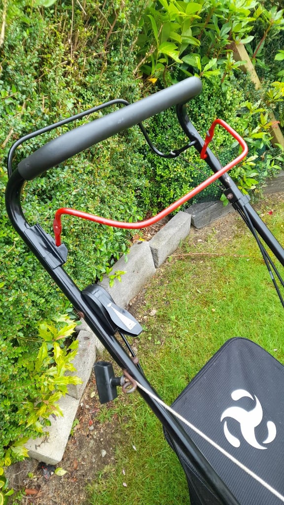 Gardencare self drive Briggs&Stratton500 engine 18 inch cut. Starts first time
