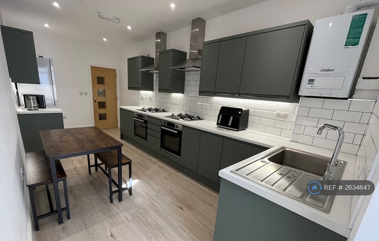 6 bedroom house in Greenbank Road, Liverpool, L18 (6 bed) (#2634847)