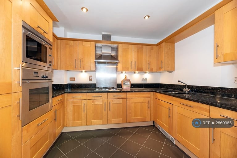 2 bedroom flat in Warren House, London, W14 (2 bed) (#2669985)