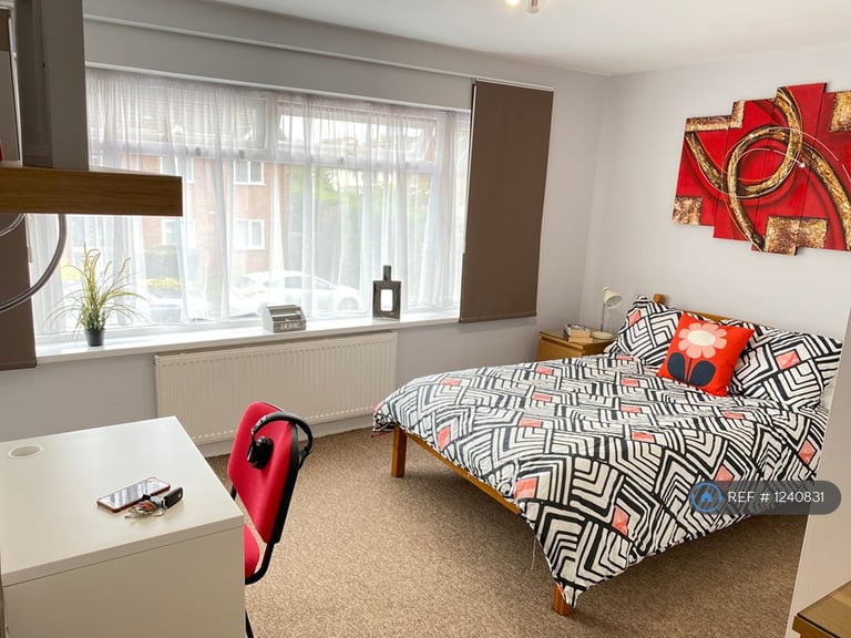 1 bedroom in York Road, Byfleet, KT14 (#1240831)
