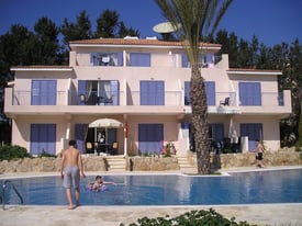 PAPHOS SELF-CATERING POOLSIDE VILLA APARTMENT TO RENT FOR HOLIDAYS IN CYPRUS