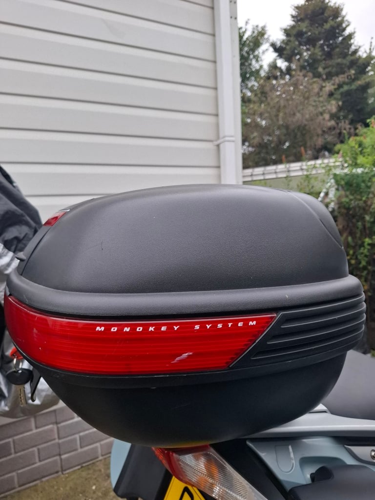 Givi monokey tmotorcycle top box with plate and fixings