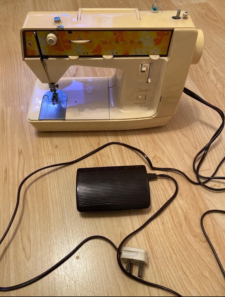 Classic 1970’s Singer Vintage Electric Sewing Machine with built in light