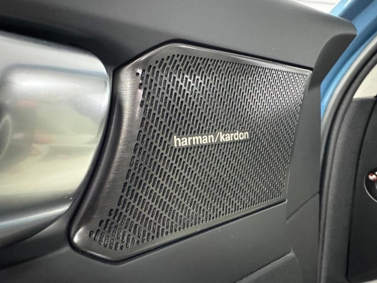 VOLVO XC40 1.5h T5 Recharge 10.7kWh Ultimate Dark Auto Euro 6 (s/s) 5dr 2023