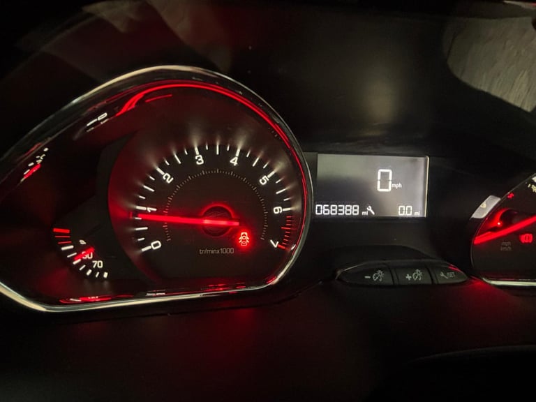 Peugeot 208 1.2cc ACTIVE 82 bhp good spec